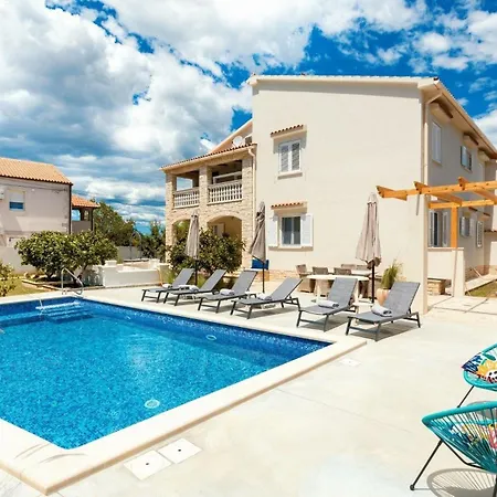 Tia, Mit Pool Медулин