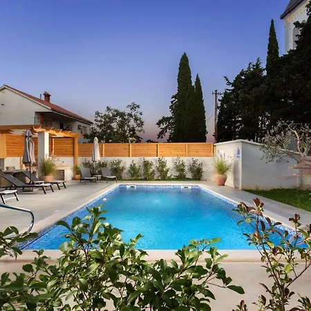 Tia, Mit Pool דירה *